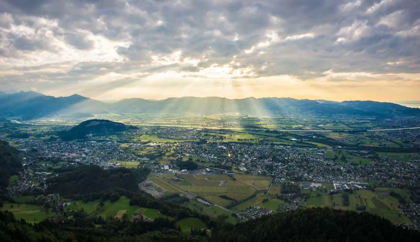 Appartement de 3,5 pièces de rêve dans un bel emplacement en pente avec piscine - Photo 1 sur 2