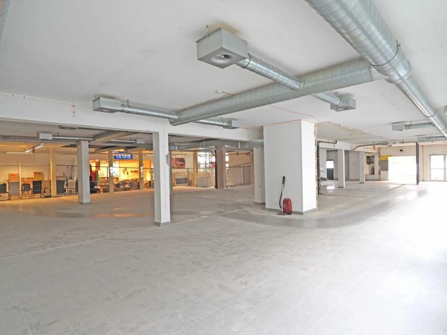 Spazio commerciale in posizione privilegiata - Foto 2 di 8