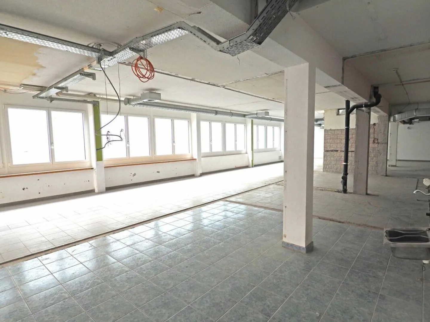 Spazio commerciale in posizione privilegiata - Foto 3 di 8