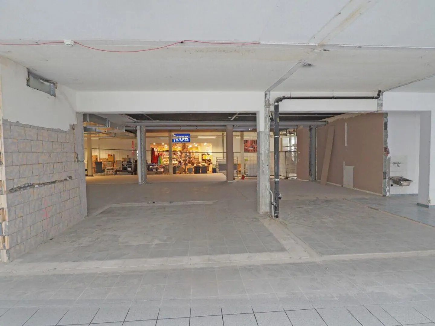 Spazio commerciale in posizione privilegiata - Foto 4 di 8