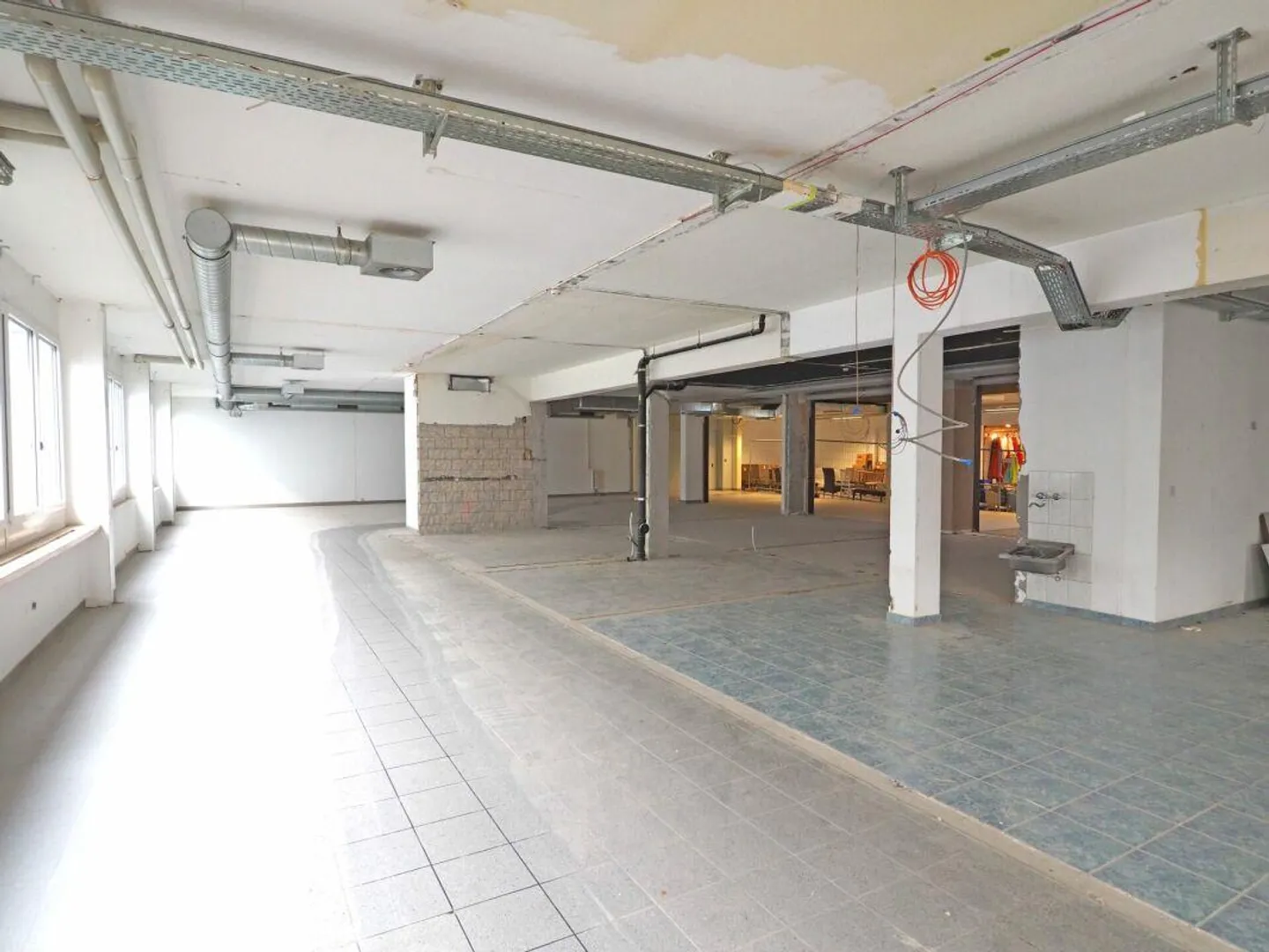 Spazio commerciale in posizione privilegiata - Foto 5 di 8