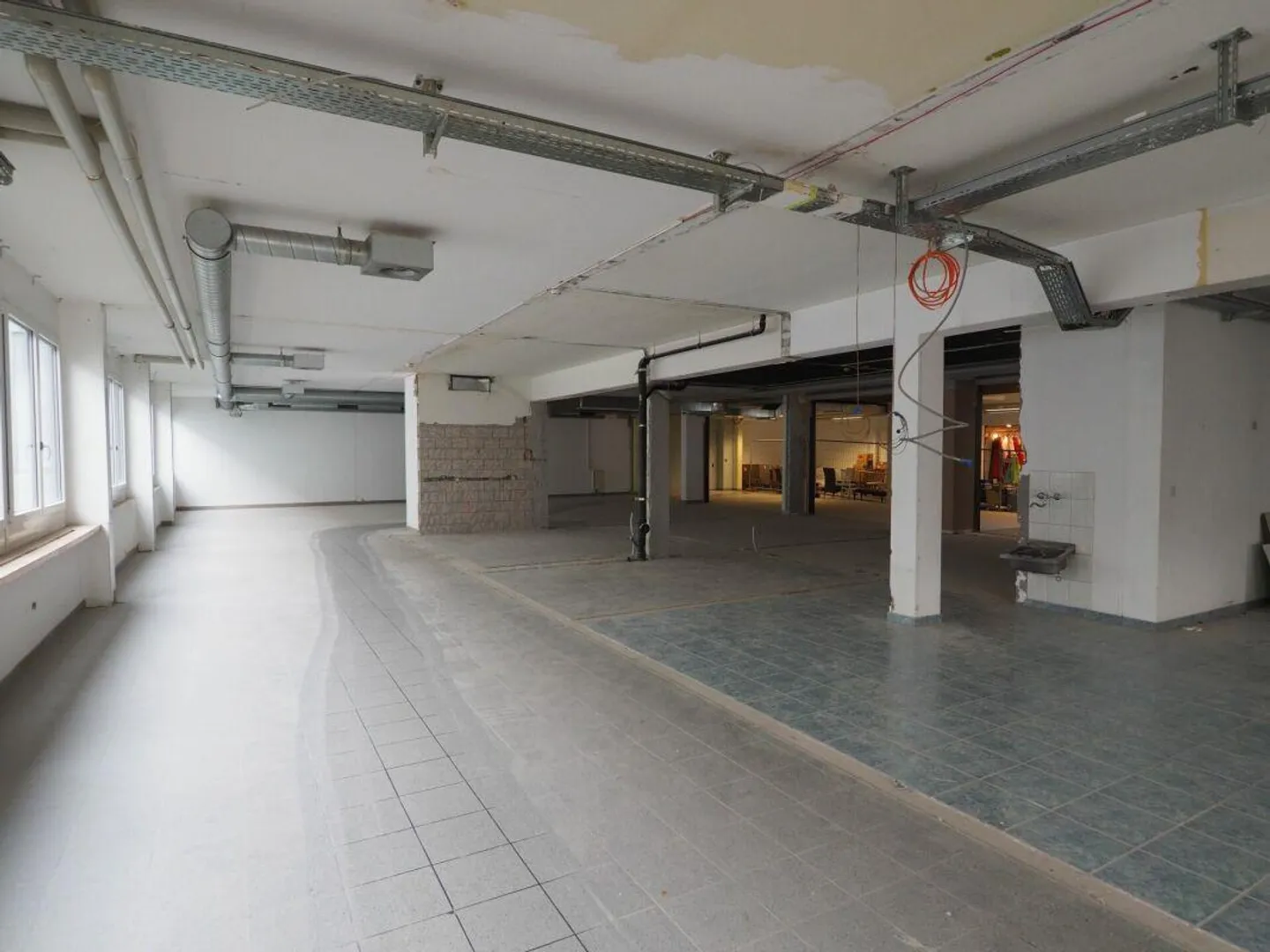 Spazio commerciale in posizione privilegiata - Foto 7 di 8