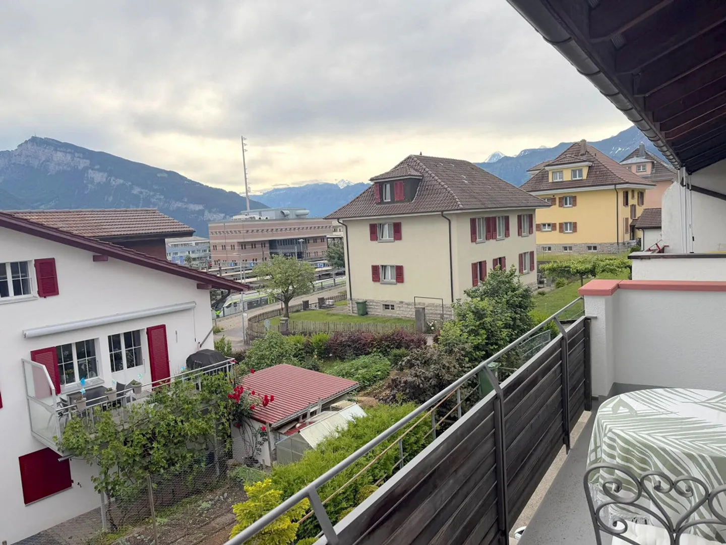 Incantevole casa a schiera di 4,5 stanze a Spiez con bella vista - Foto 13 di 19