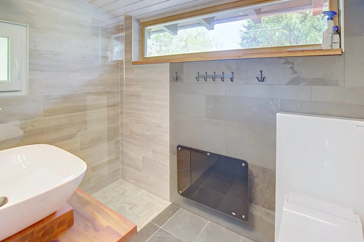 Charming Chalet with Mountain Views - Photo 8 of 29