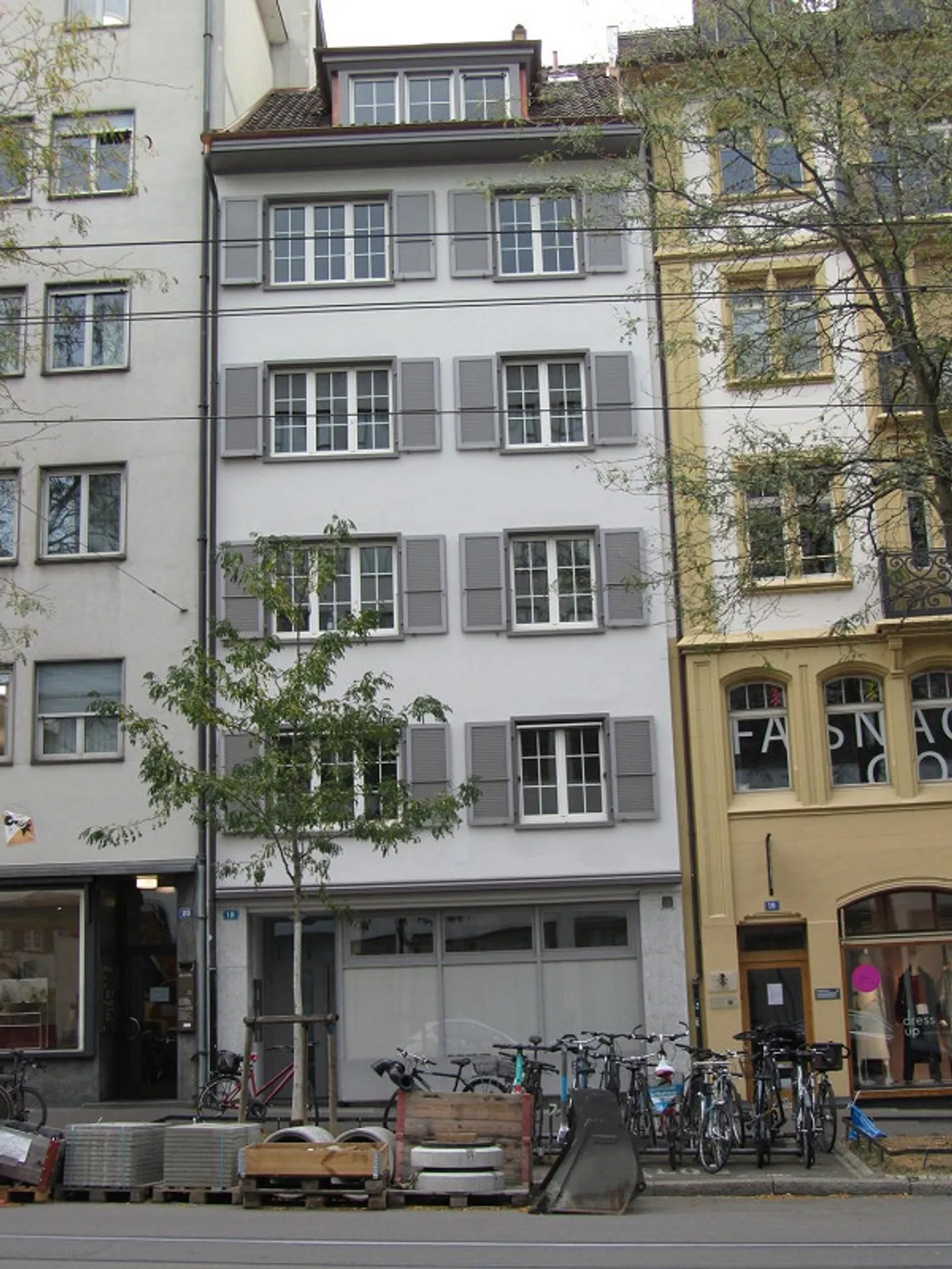 Appartamento ristrutturato in un vecchio edificio direttamente sul Reno - Foto 1 di 10