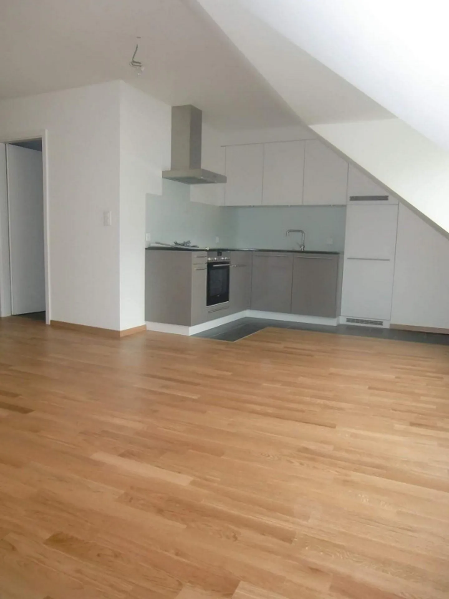 Appartamento ristrutturato in un vecchio edificio direttamente sul Reno - Foto 3 di 10