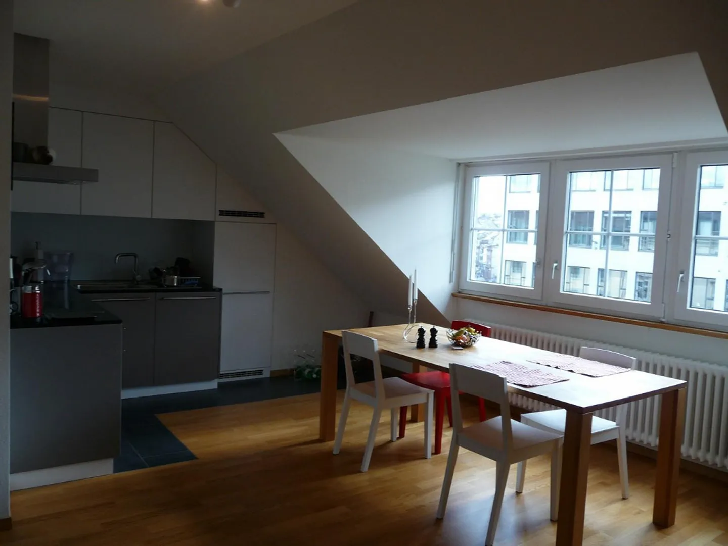 Appartamento ristrutturato in un vecchio edificio direttamente sul Reno - Foto 5 di 10
