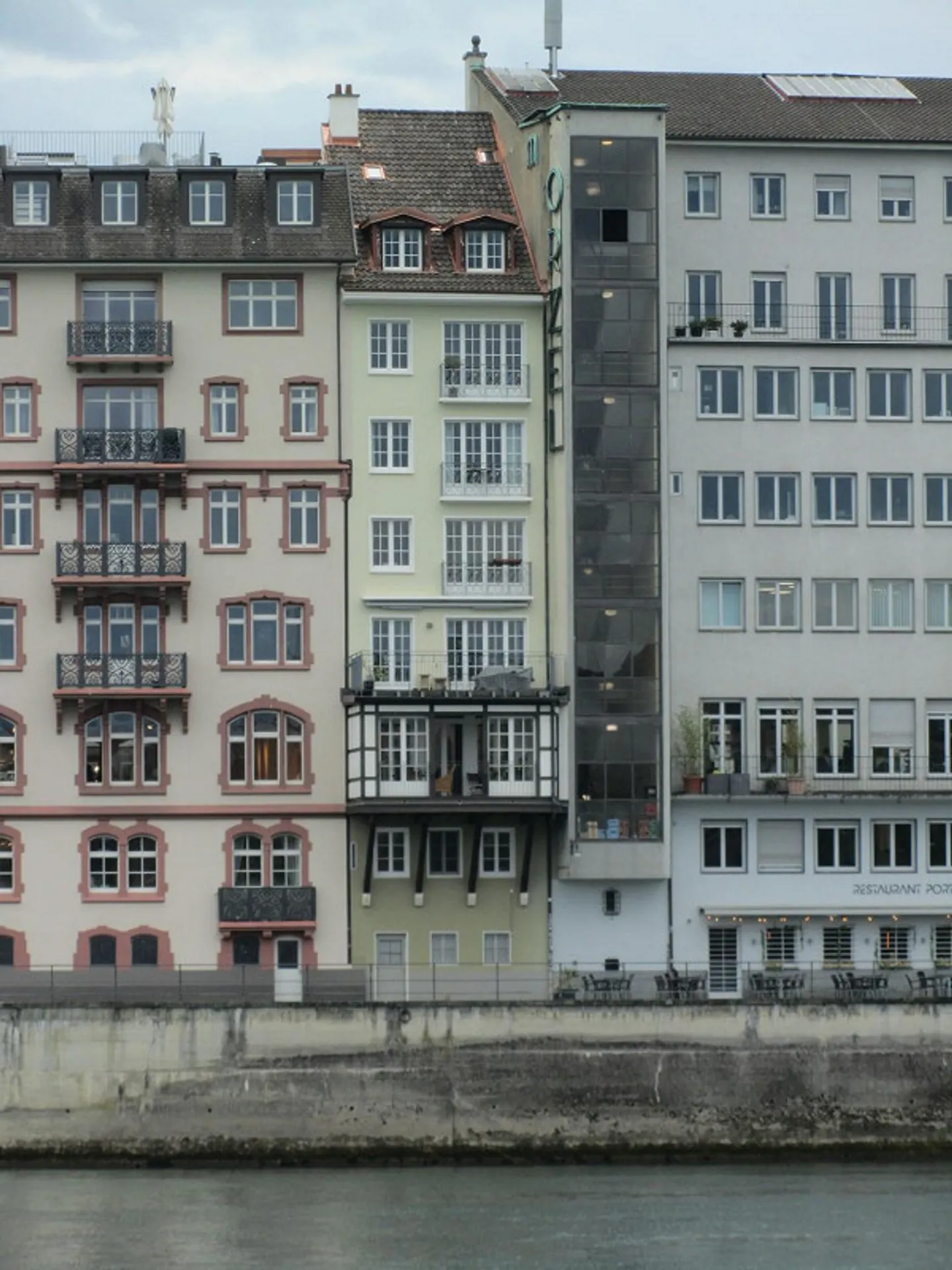 Appartamento ristrutturato in un vecchio edificio direttamente sul Reno - Foto 2 di 10