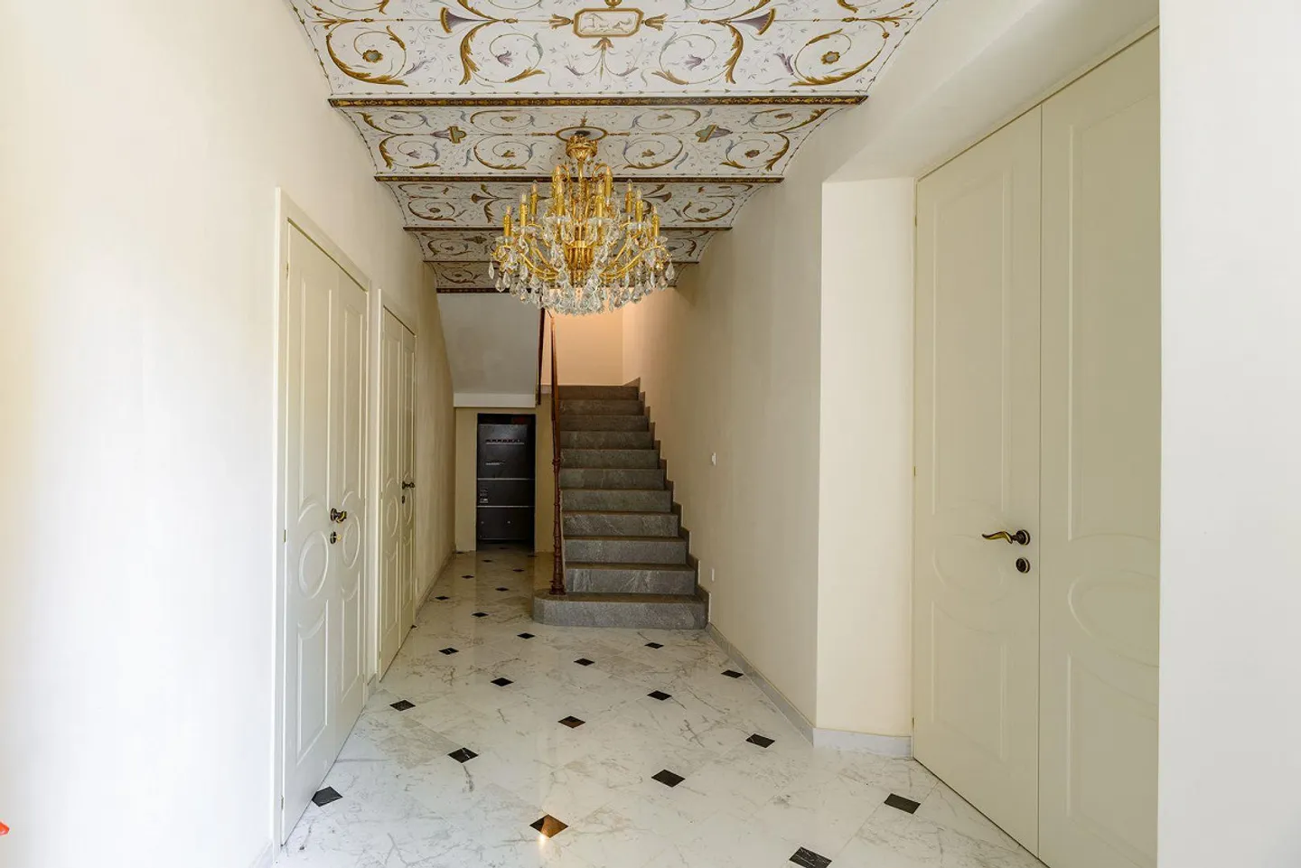 Villa Armonia – Prestigious villa renovated with rooftop, jacuzzi and lake view in Lugano - Photo 8 of 11