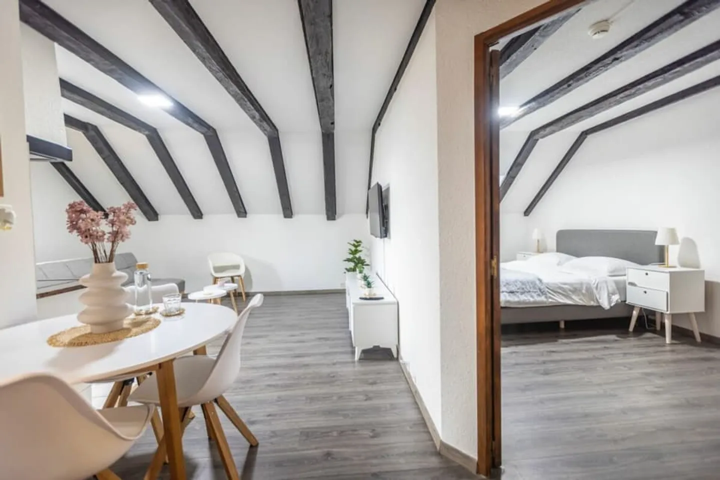 Incantevole hotel ristrutturato - Gare Chaux-de-Fonds - Foto 10 di 13