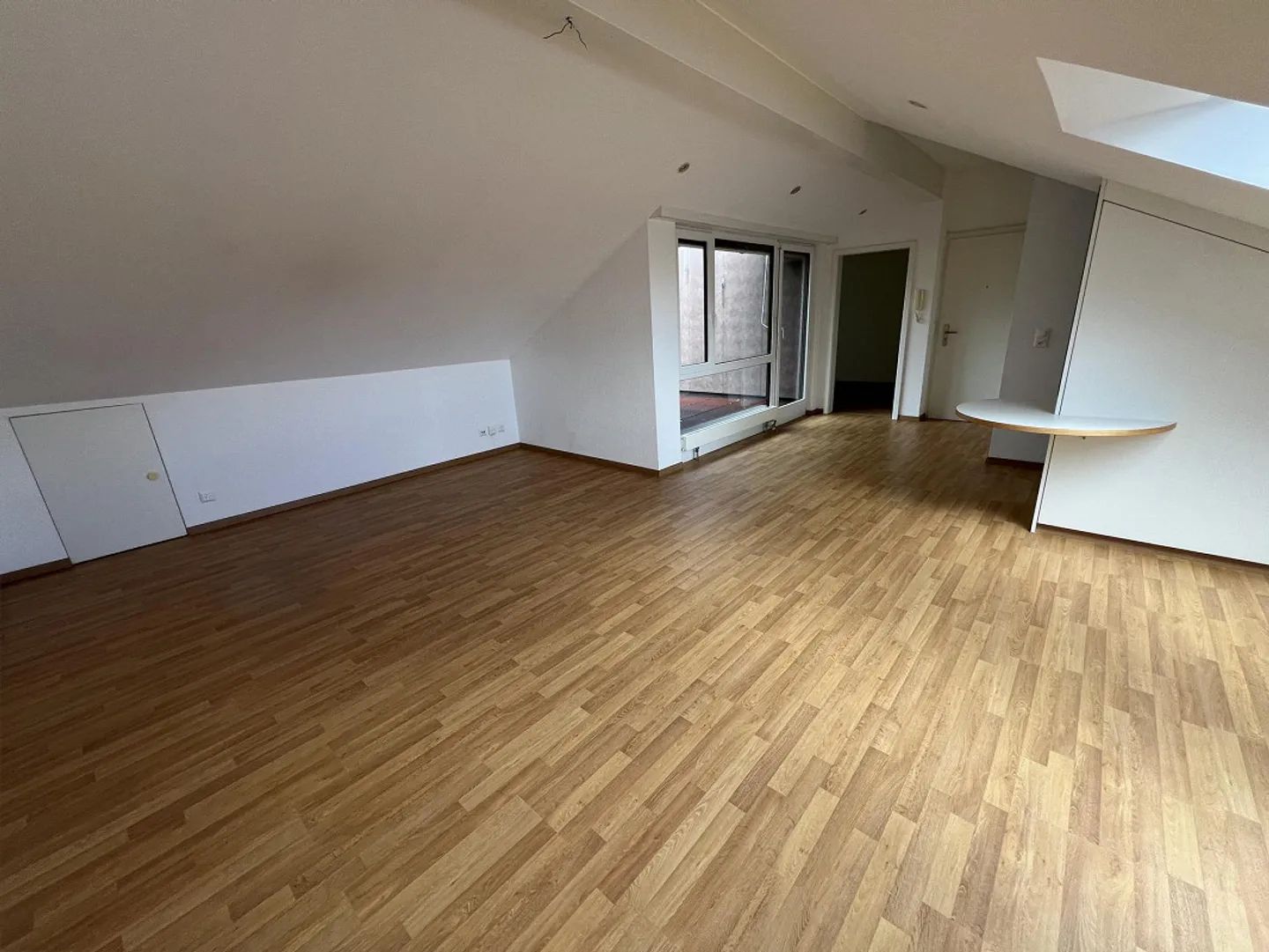 Modern 2-room penthouse with terrace - Photo 3 of 10