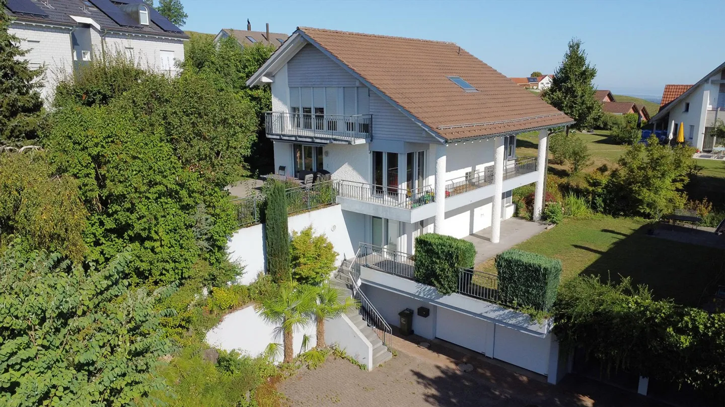 gepflegtes 6.5-Zimmer-Einfamilienhaus mit Weitblick im beliebten Rieth - Foto 1 von 4