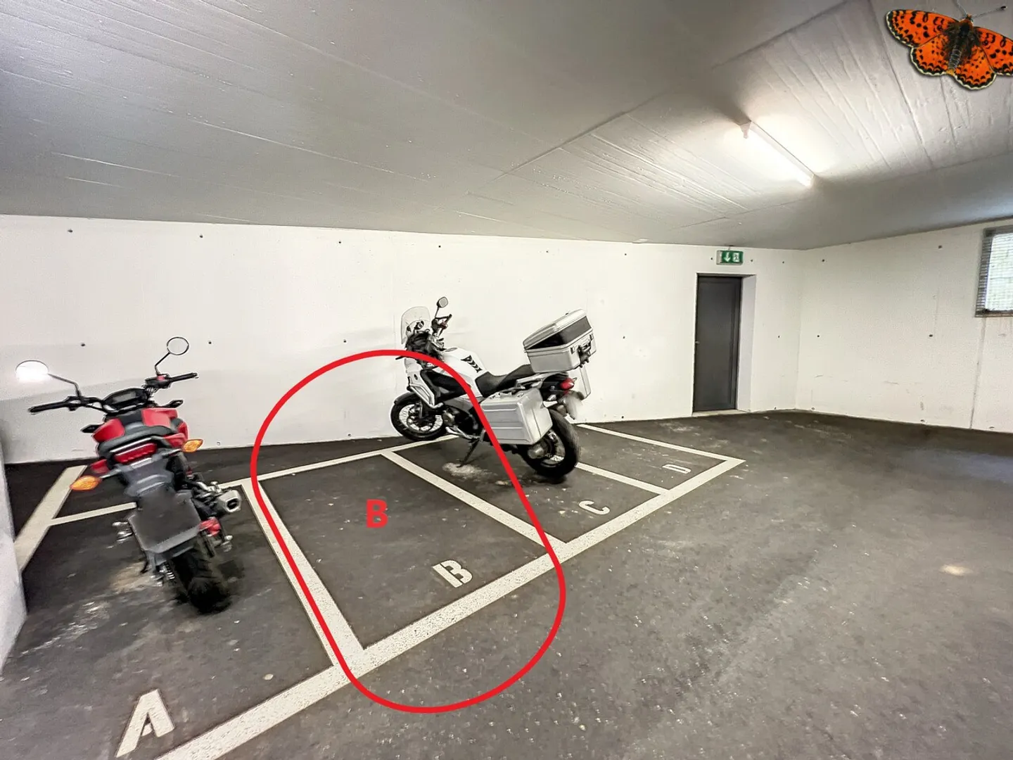 Cormanon - Indoor MOTO parking space - Photo 2 of 2