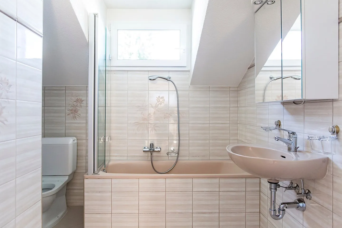 20 Minutes from Zurich by Tram: Charming 2.5 Room Apartment with Garden Use - Photo 5 of 5