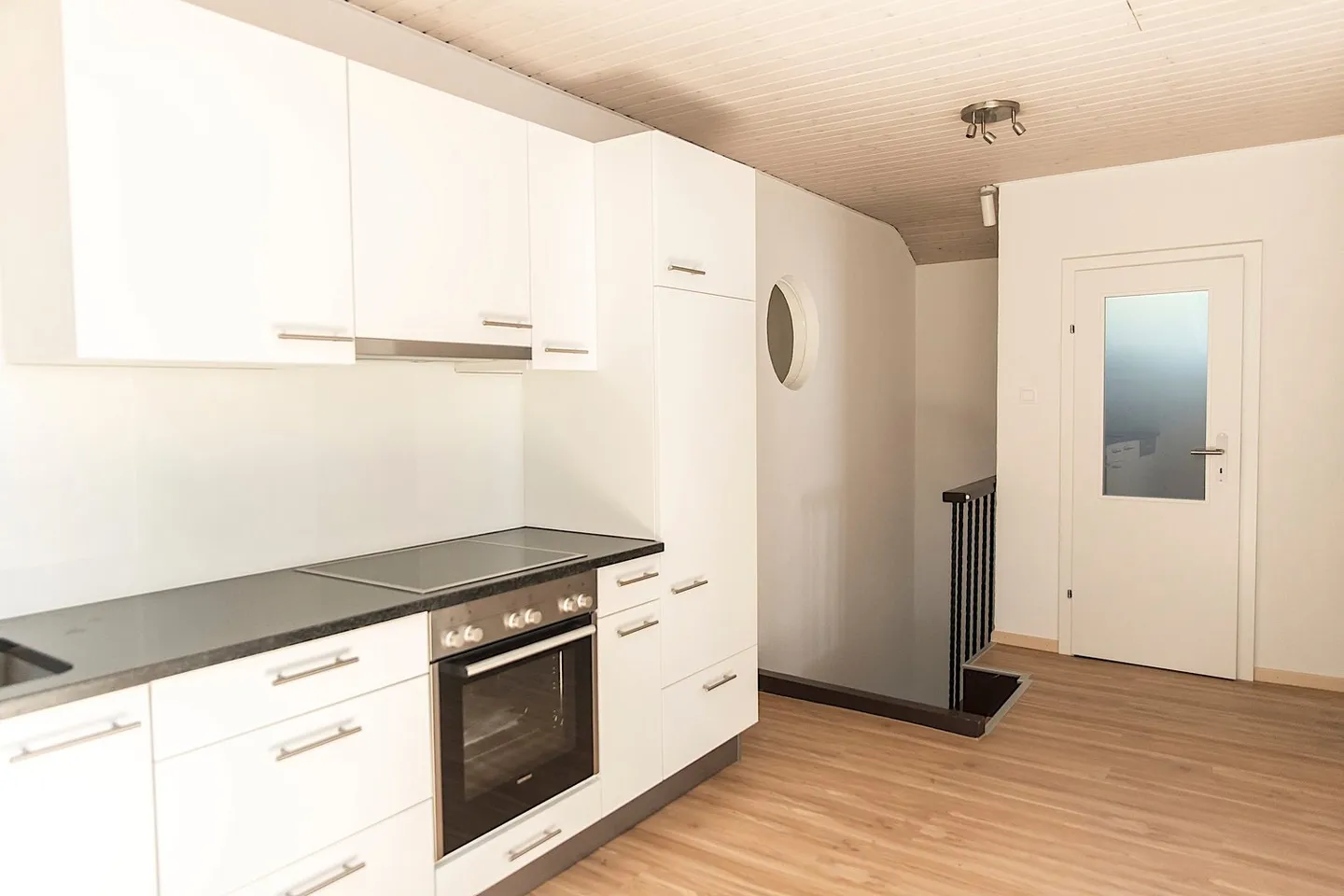 20 Minutes from Zurich by Tram: Charming 2.5 Room Apartment with Garden Use - Photo 2 of 5