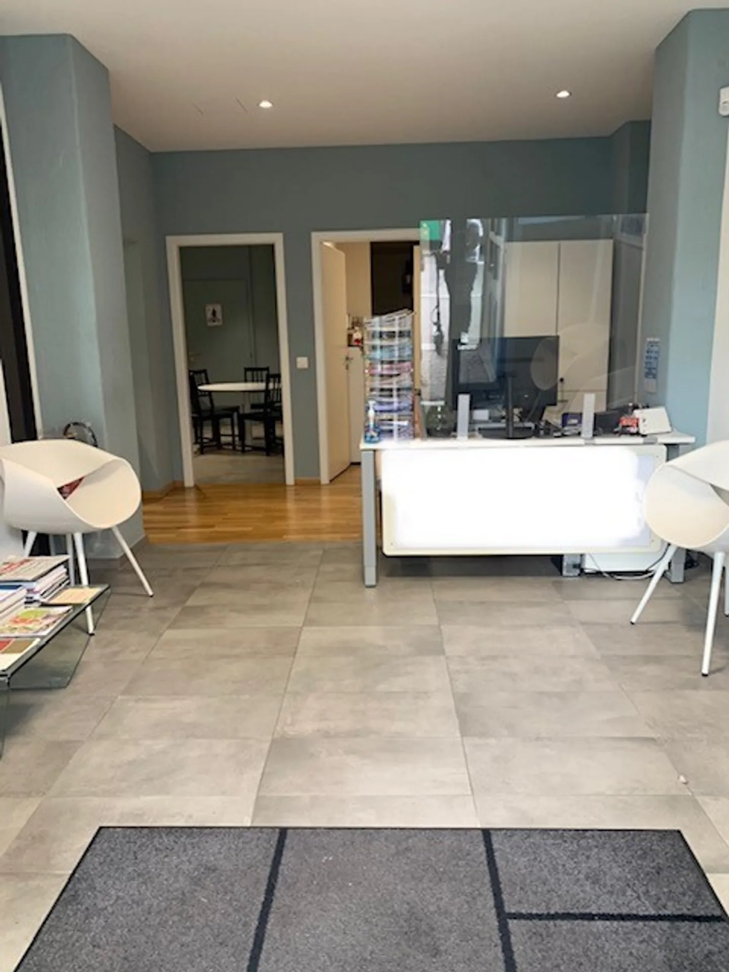 Bureaux au centre ville de Morges avec vitrines - Photo 1 sur 4