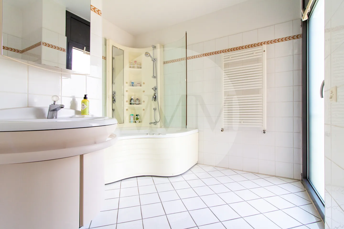 Large and Bright Single-Family House with Lake View - Photo 14 of 22