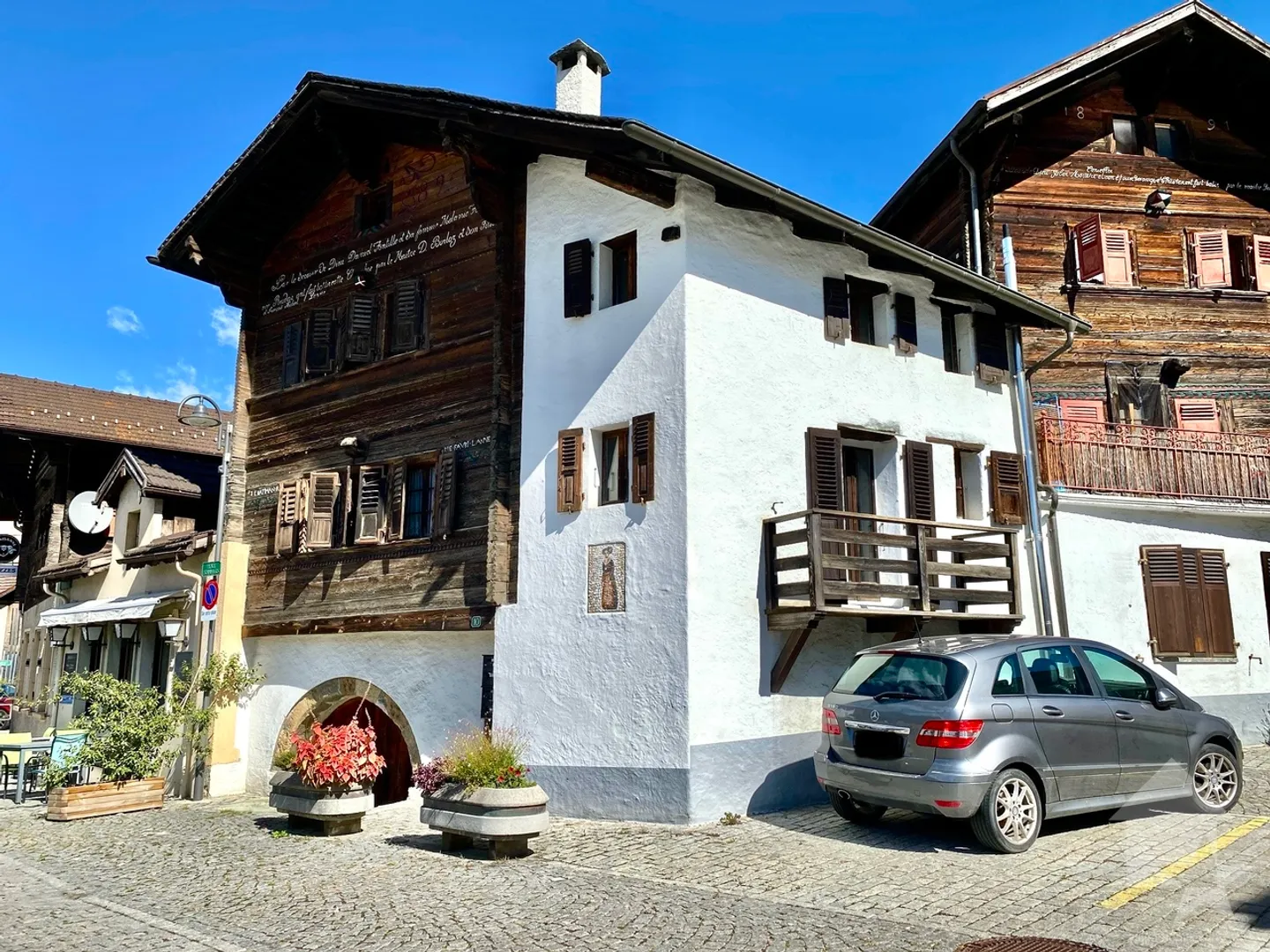 Prächtiges historisches Gebäude mit zwei Wohnungen im Zentrum! - Foto 1 von 13