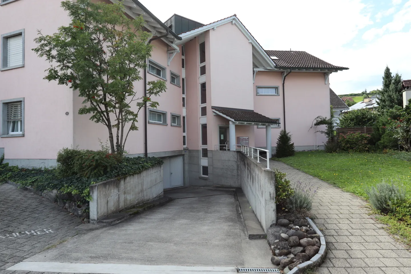 Great 5.5 Room Attic Apartment in Dintikon - Photo 1 of 15