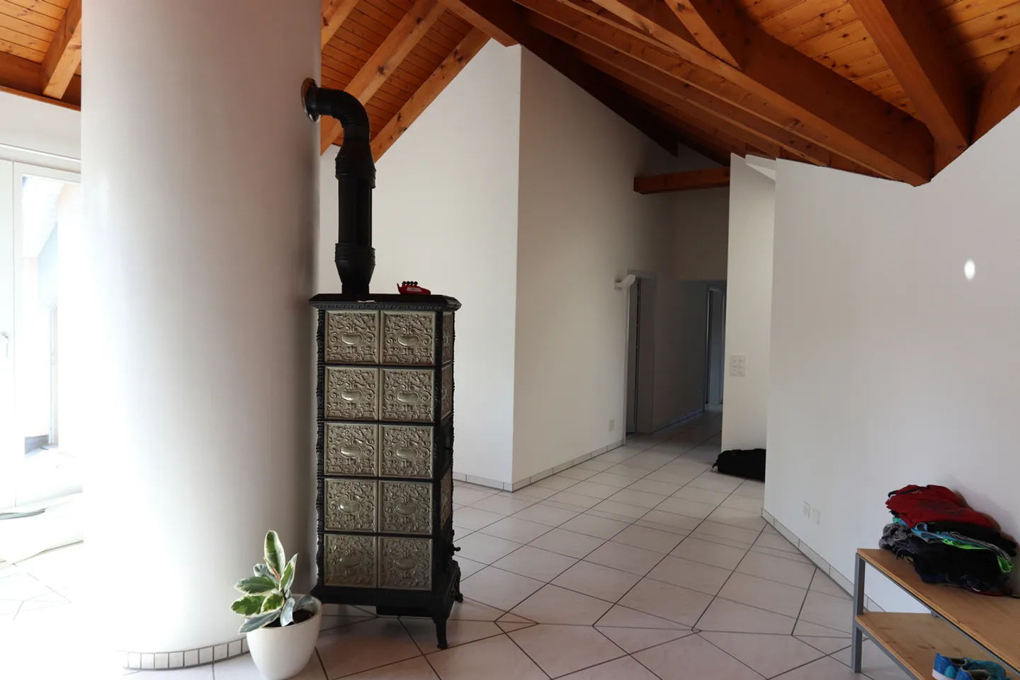 Great 5.5 Room Attic Apartment in Dintikon - Photo 4 of 15