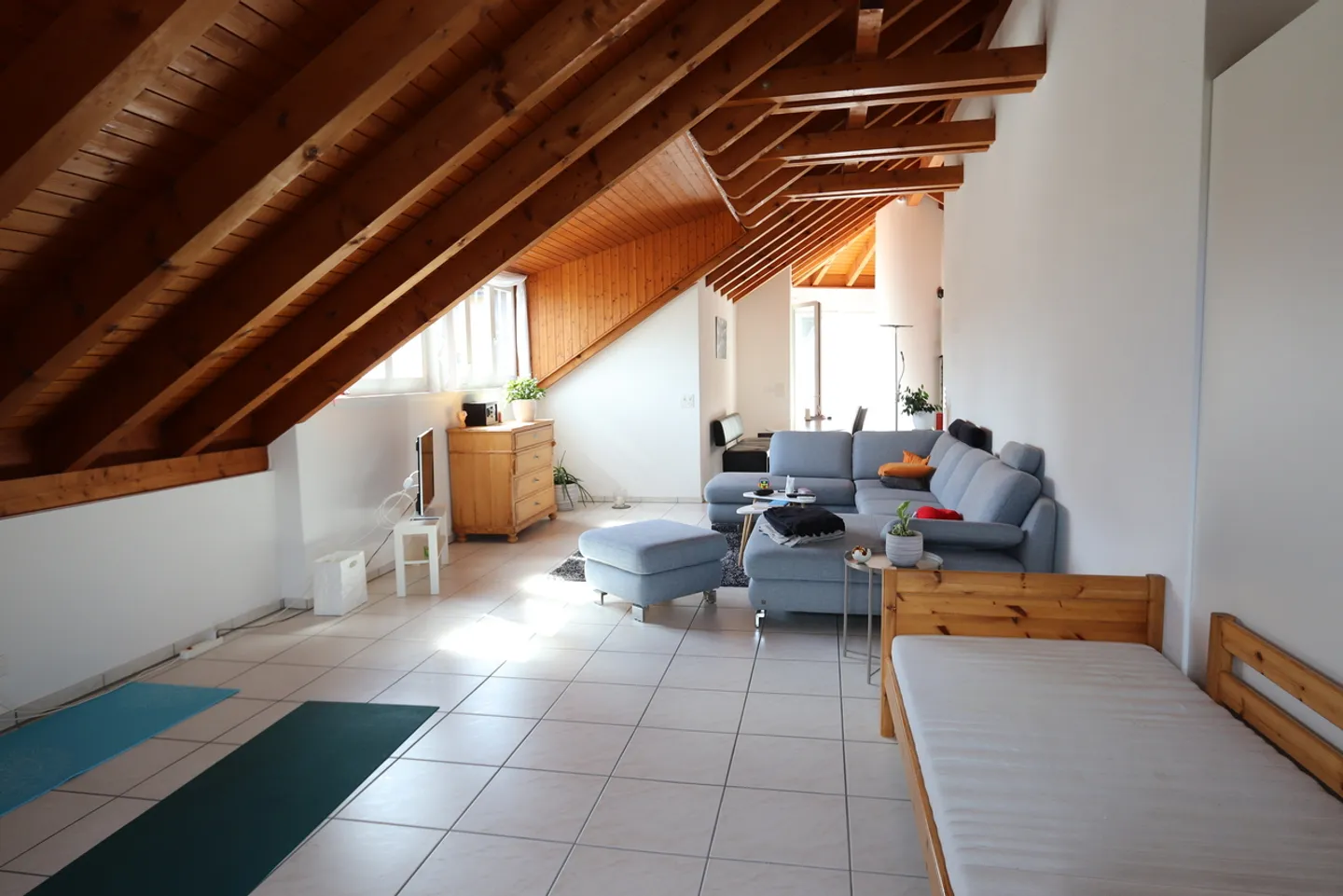 Great 5.5 Room Attic Apartment in Dintikon - Photo 3 of 15