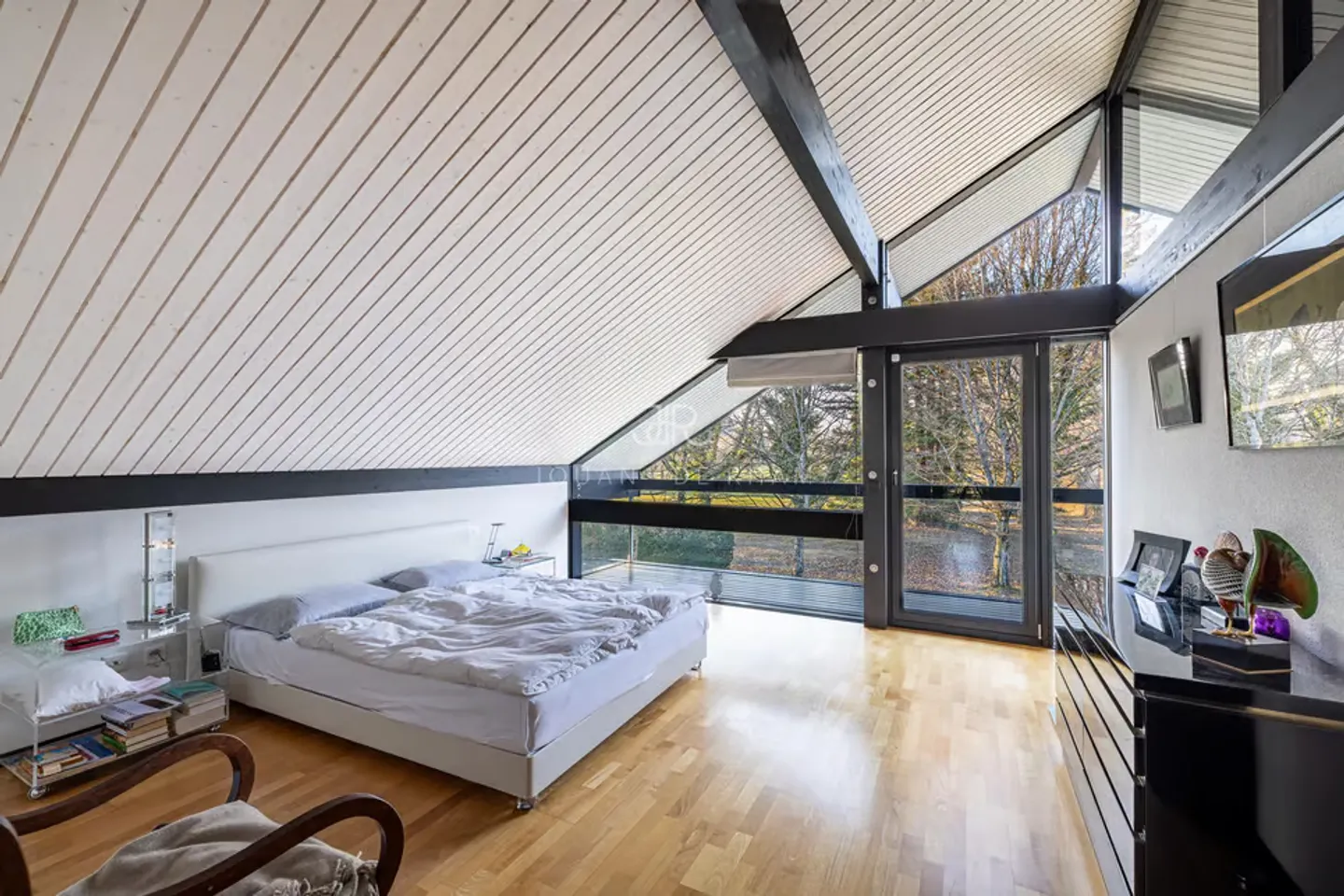Superb bright house on the edge of the Geneva Golf Club - Photo 7 of 9