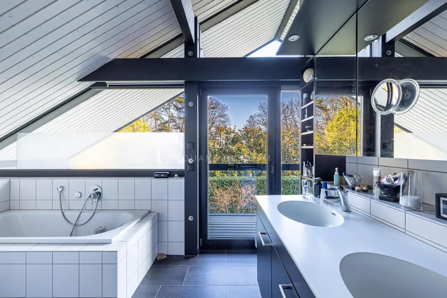 Superb bright house on the edge of the Geneva Golf Club - Photo 8 of 9