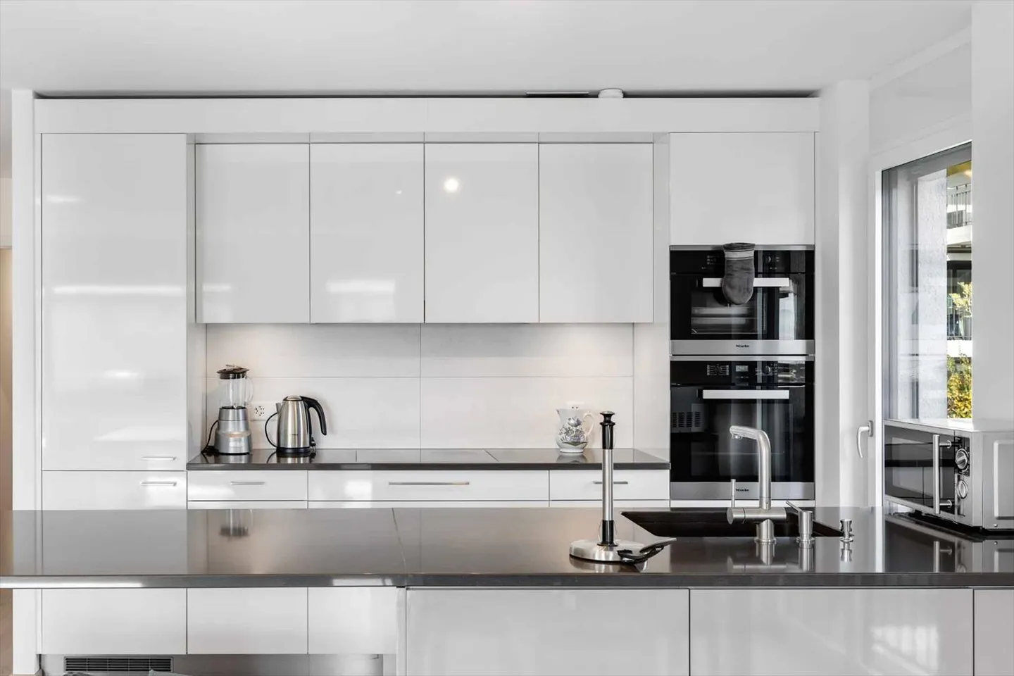 Komfort und Helligkeit für diese 4,5 Zimmer im Herzen des Dorfes - Foto 2 di 7