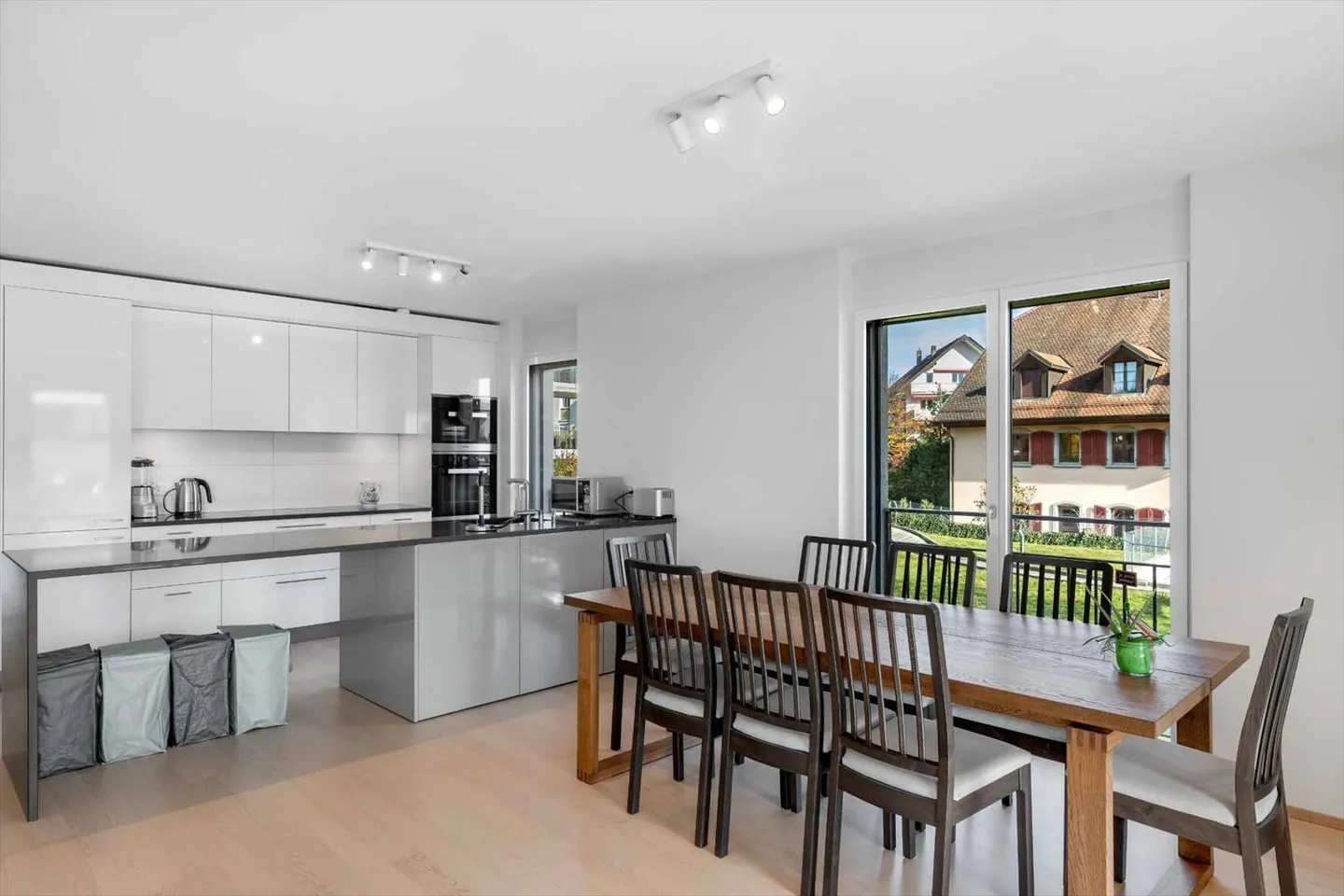 Komfort und Helligkeit für diese 4,5 Zimmer im Herzen des Dorfes - Foto 1 di 7