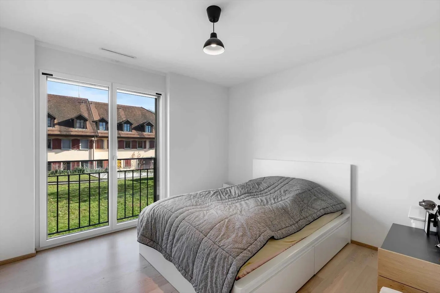 Komfort und Helligkeit für diese 4,5 Zimmer im Herzen des Dorfes - Foto 4 di 7