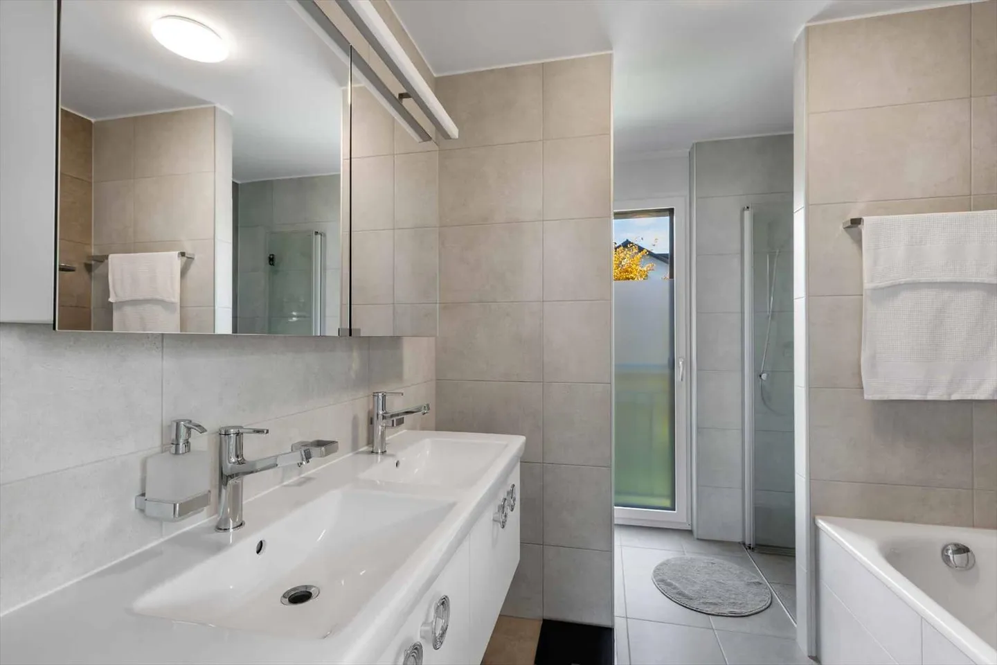 Komfort und Helligkeit für diese 4,5 Zimmer im Herzen des Dorfes - Foto 7 di 7