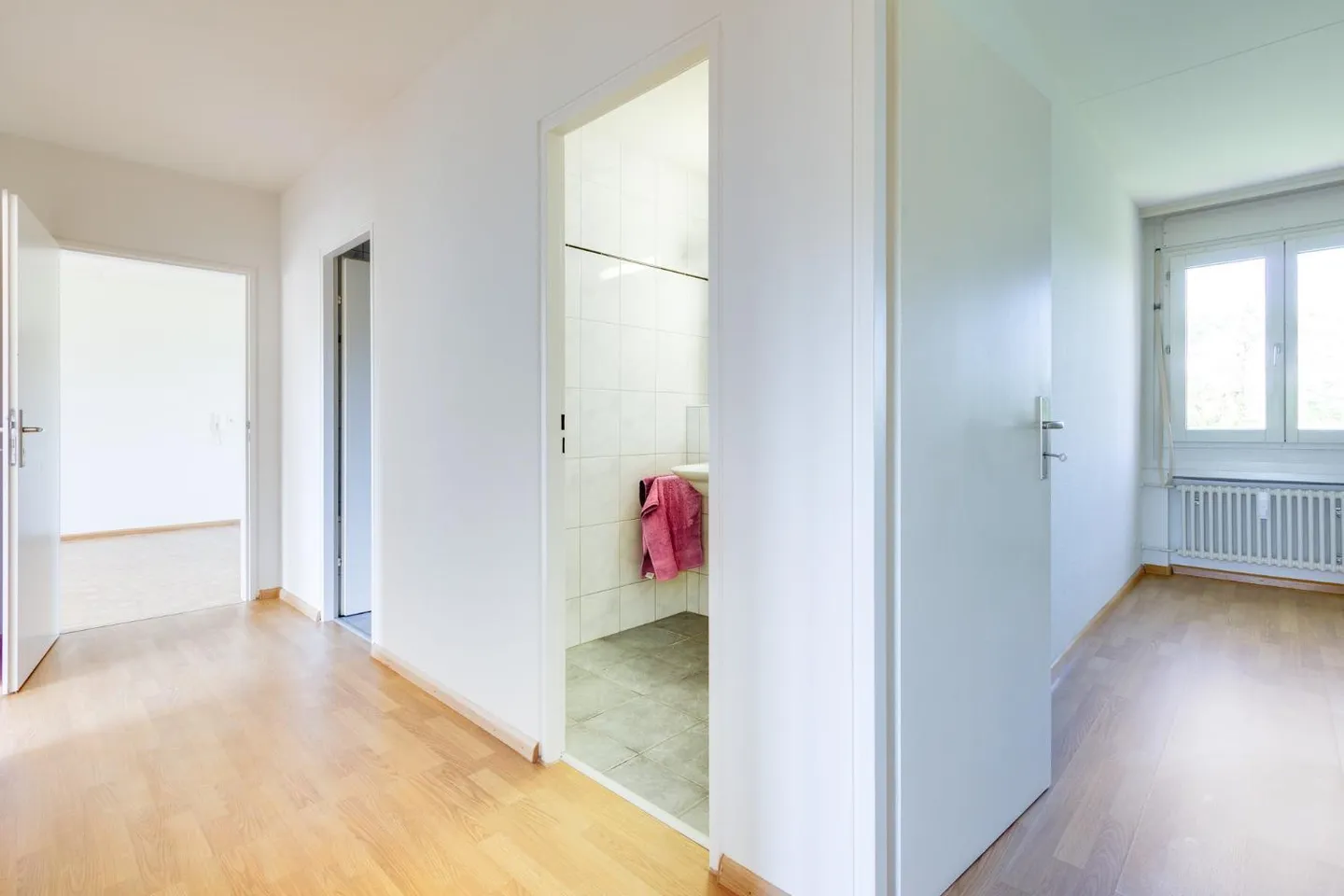 Spacious living with a view - Photo 4 of 9