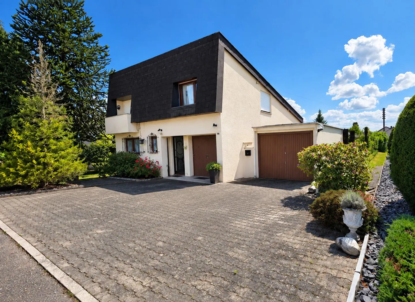 Casa unifamiliare di 4,5 locali con grande giardino e ottimi collegamenti di trasporto - Foto 1 di 9