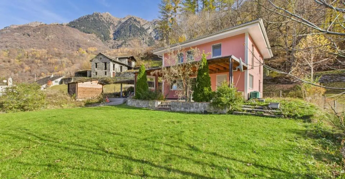 Charmante Villa in Blenio - modernes Design und großzügige Räume in malerischer Umgebung - Foto 1 von 12