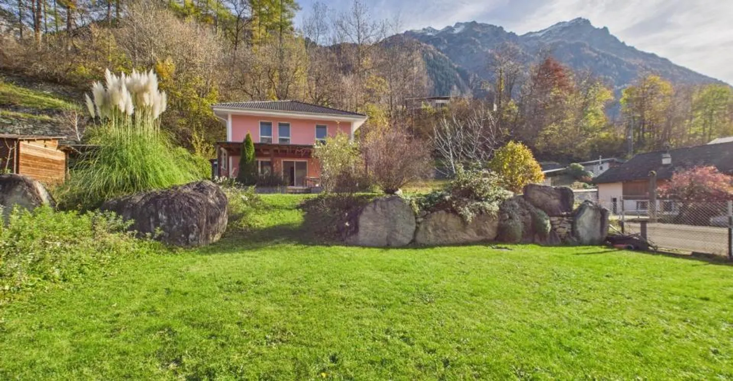 Charmante Villa in Blenio - modernes Design und großzügige Räume in malerischer Umgebung - Foto 2 von 12