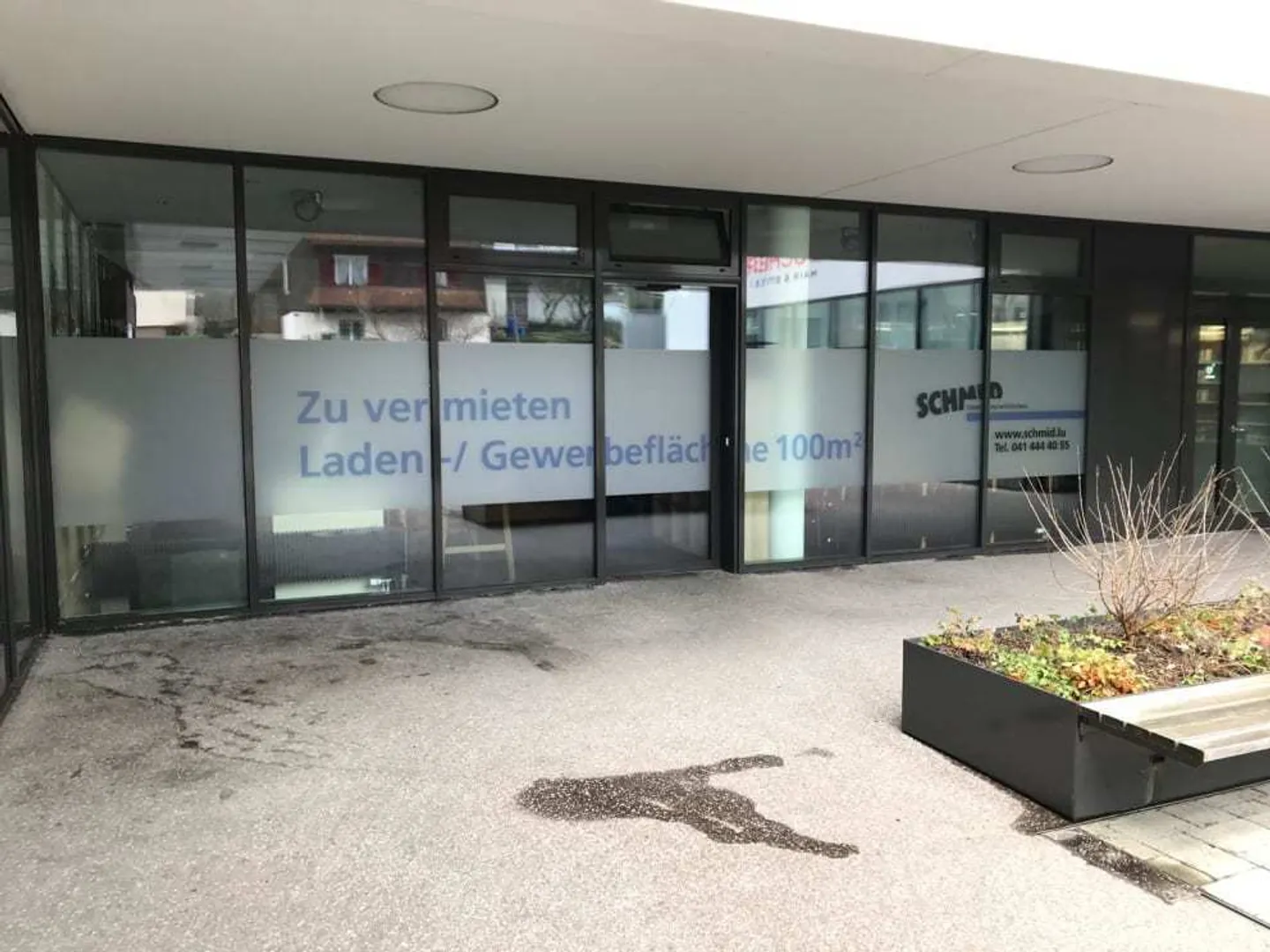 Espace de vente au centre de Maiengrüeni avec d'excellentes possibilités de stationnement - Photo 2 sur 10