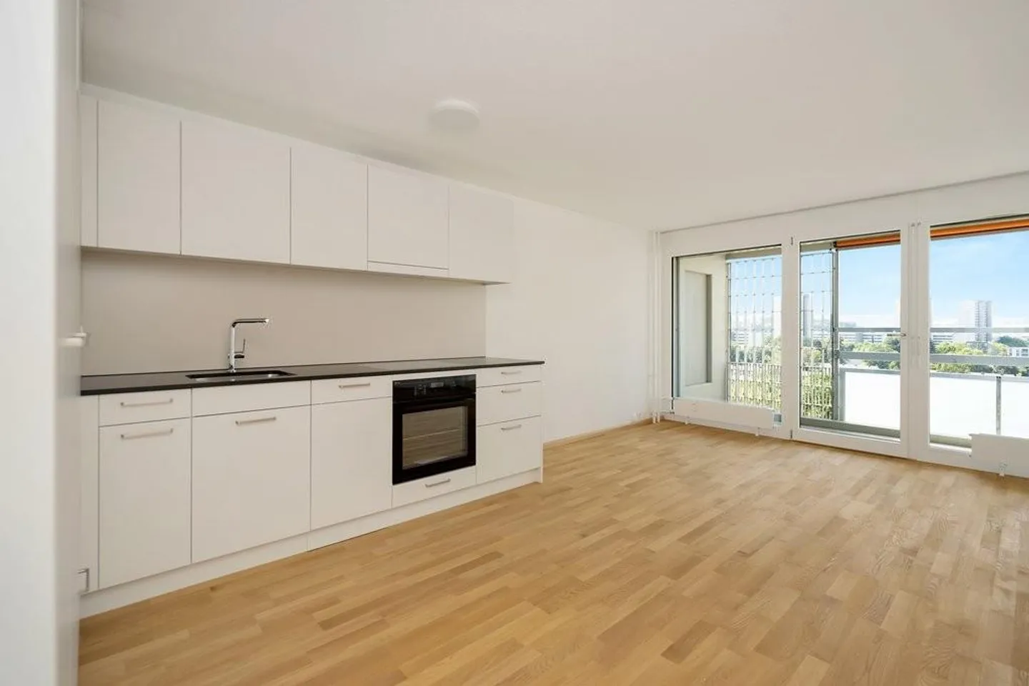 Appartement rénové de 1,5 pièce au 11ème étage - Photo 3 sur 5