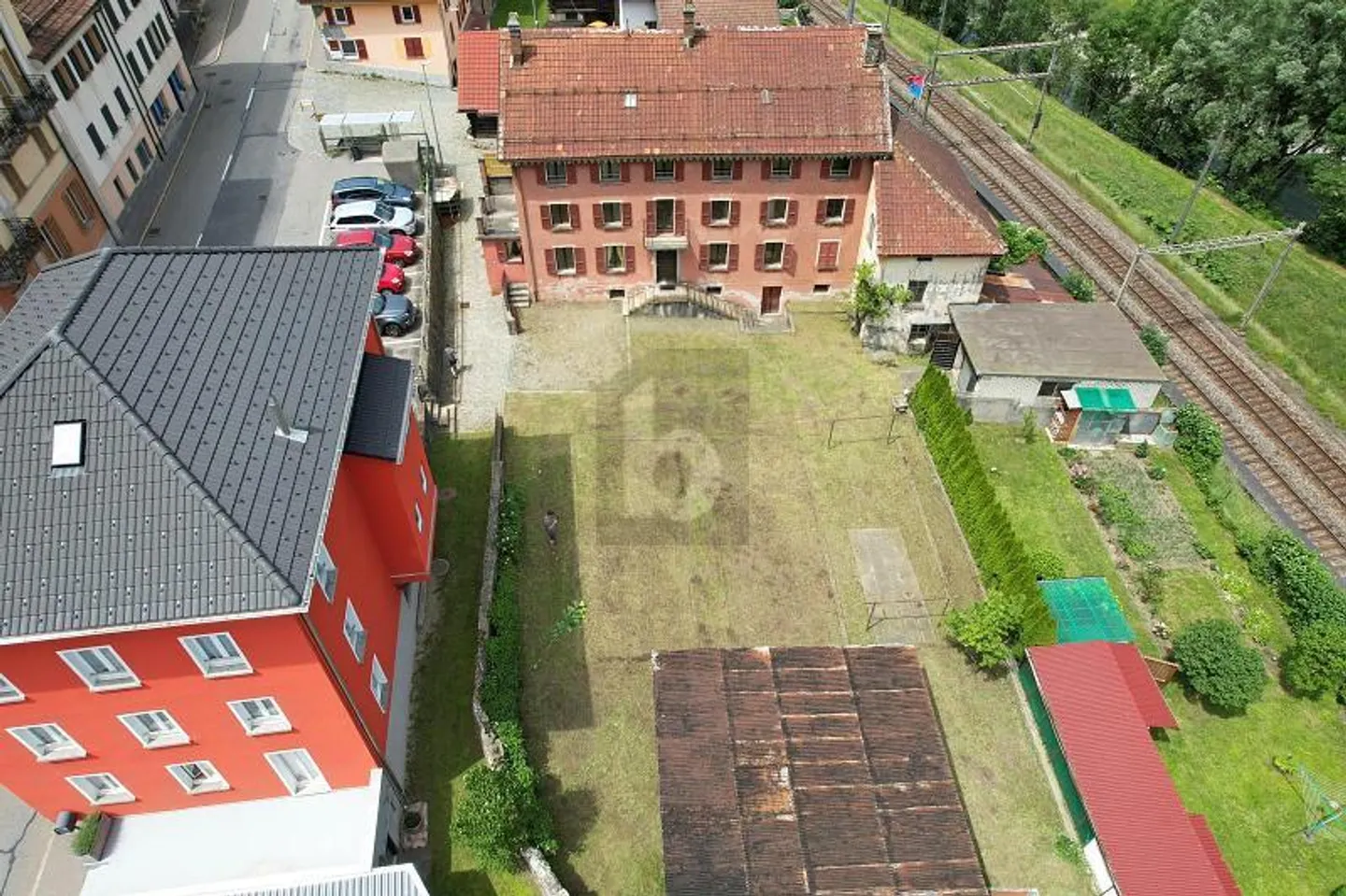 MAISON SPACIEUSE AVEC GRAND JARDIN À RÉNOVER - Photo 1 sur 6