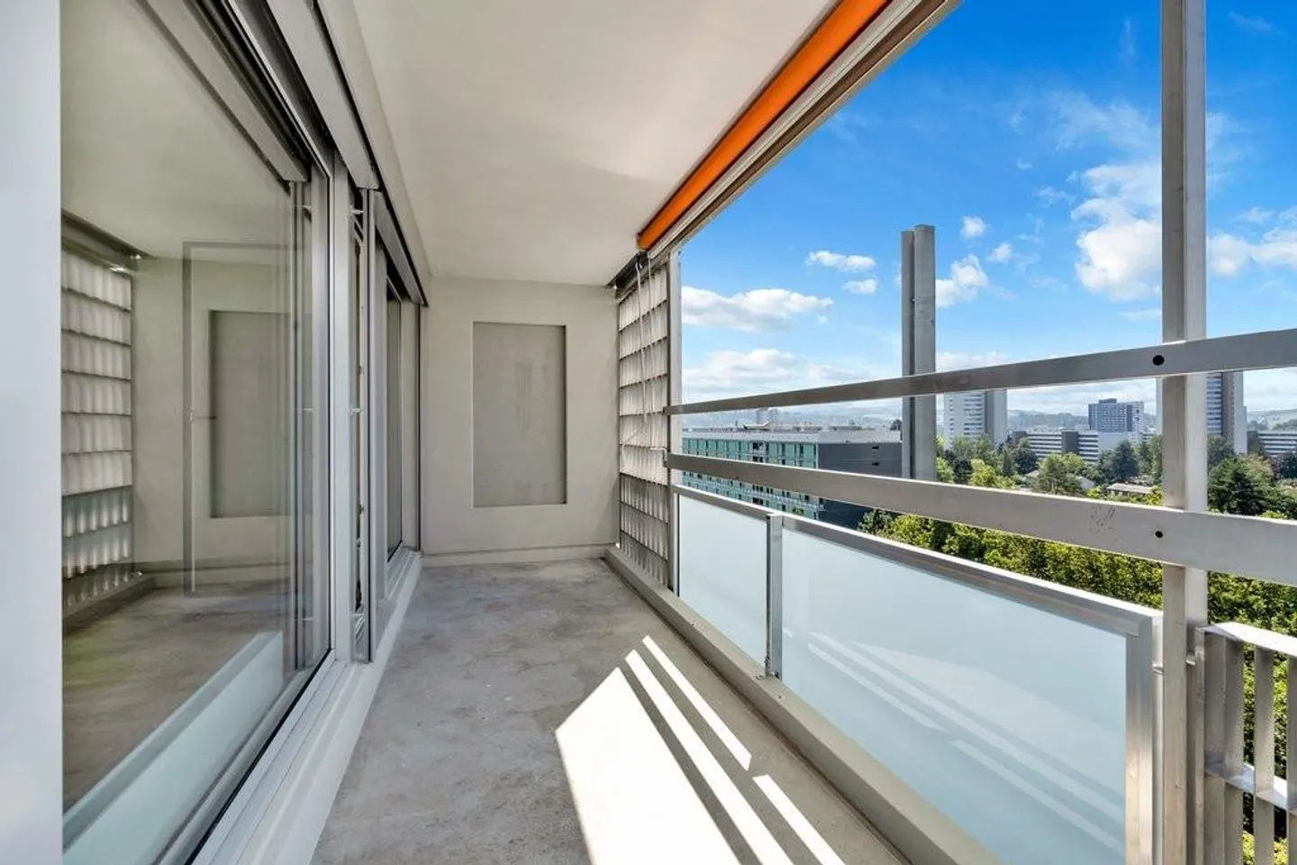 Appartement rénové de 1,5 pièce au 11ème étage - Photo 1 sur 5