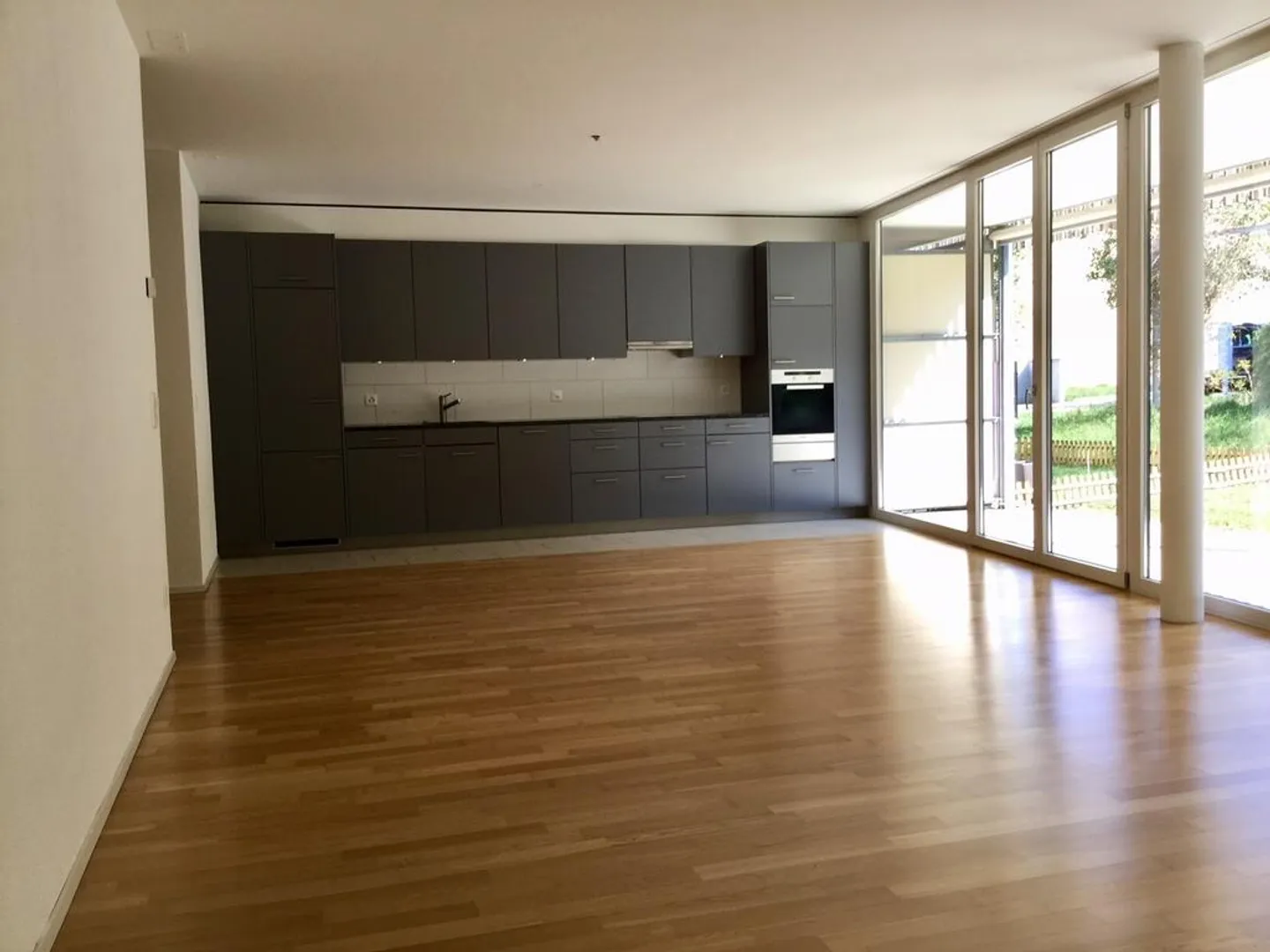 Attraktive, moderne 3.5 Zimmer-Wohnung mit gedecktem Sitzplatz - Foto 3 von 7