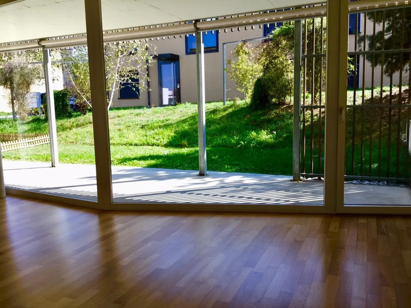 Attraktive, moderne 3.5 Zimmer-Wohnung mit gedecktem Sitzplatz - Foto 7 von 7