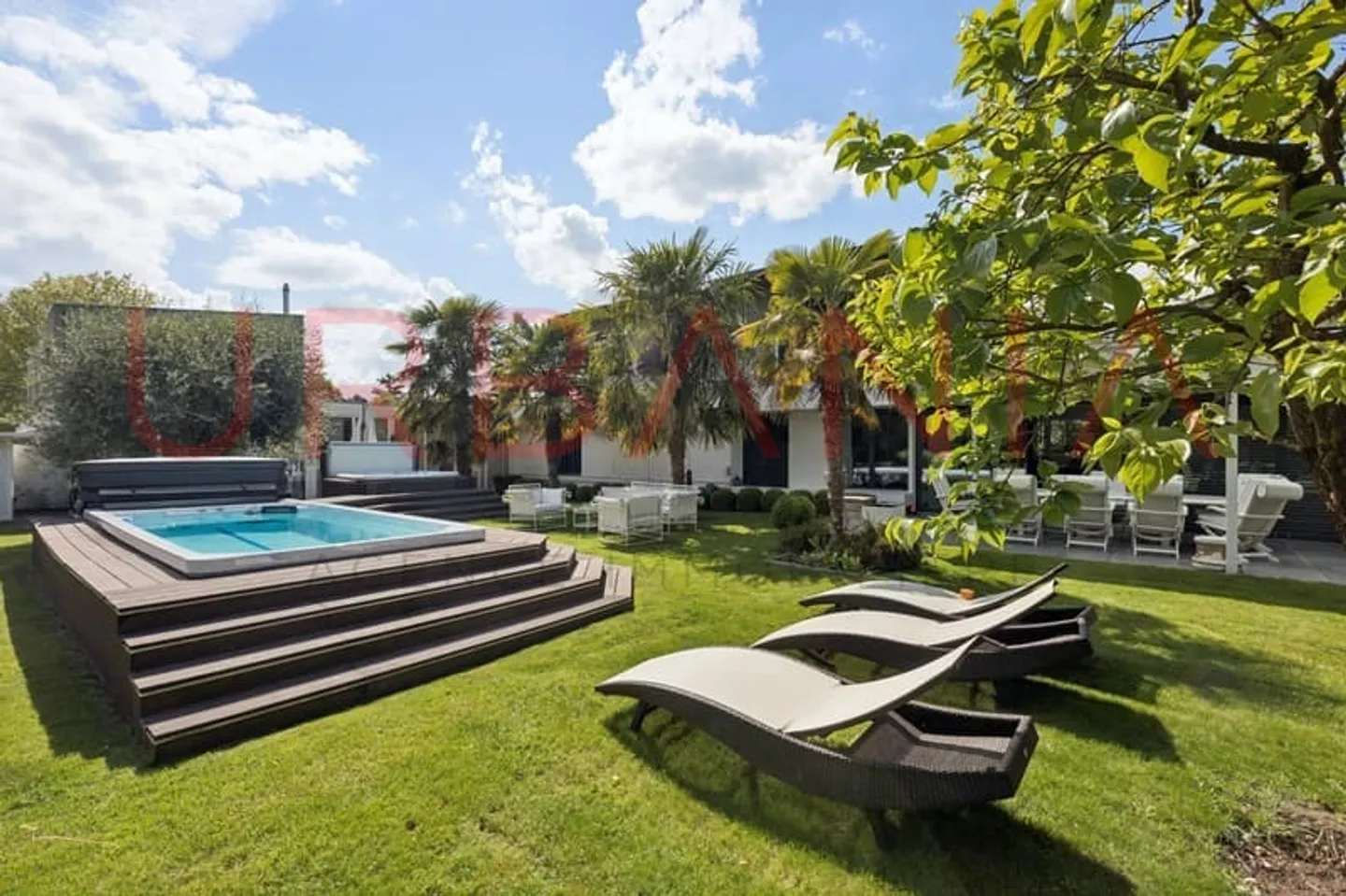 Renovierte Familienvilla mit Pool und großem Grundstück - Foto 1 von 7