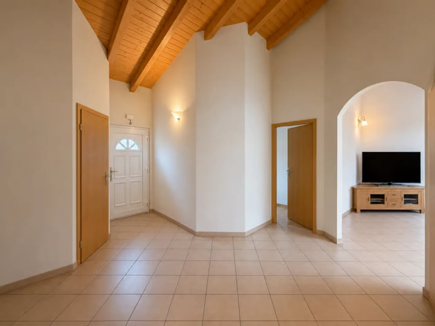 Very spacious individual villa of 5.5 rooms in Saxon with beautiful garden - Photo 4 of 13