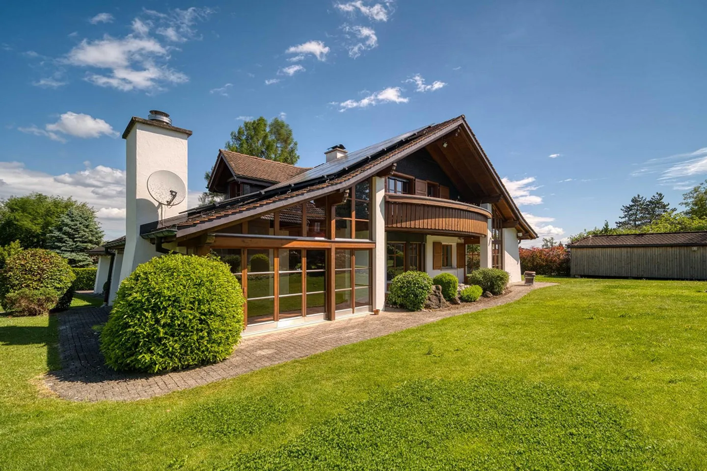 Single-family house with a very large plot - Photo 1 of 10