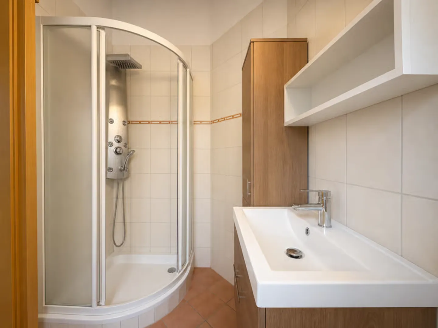 Very spacious individual villa of 5.5 rooms in Saxon with beautiful garden - Photo 8 of 13