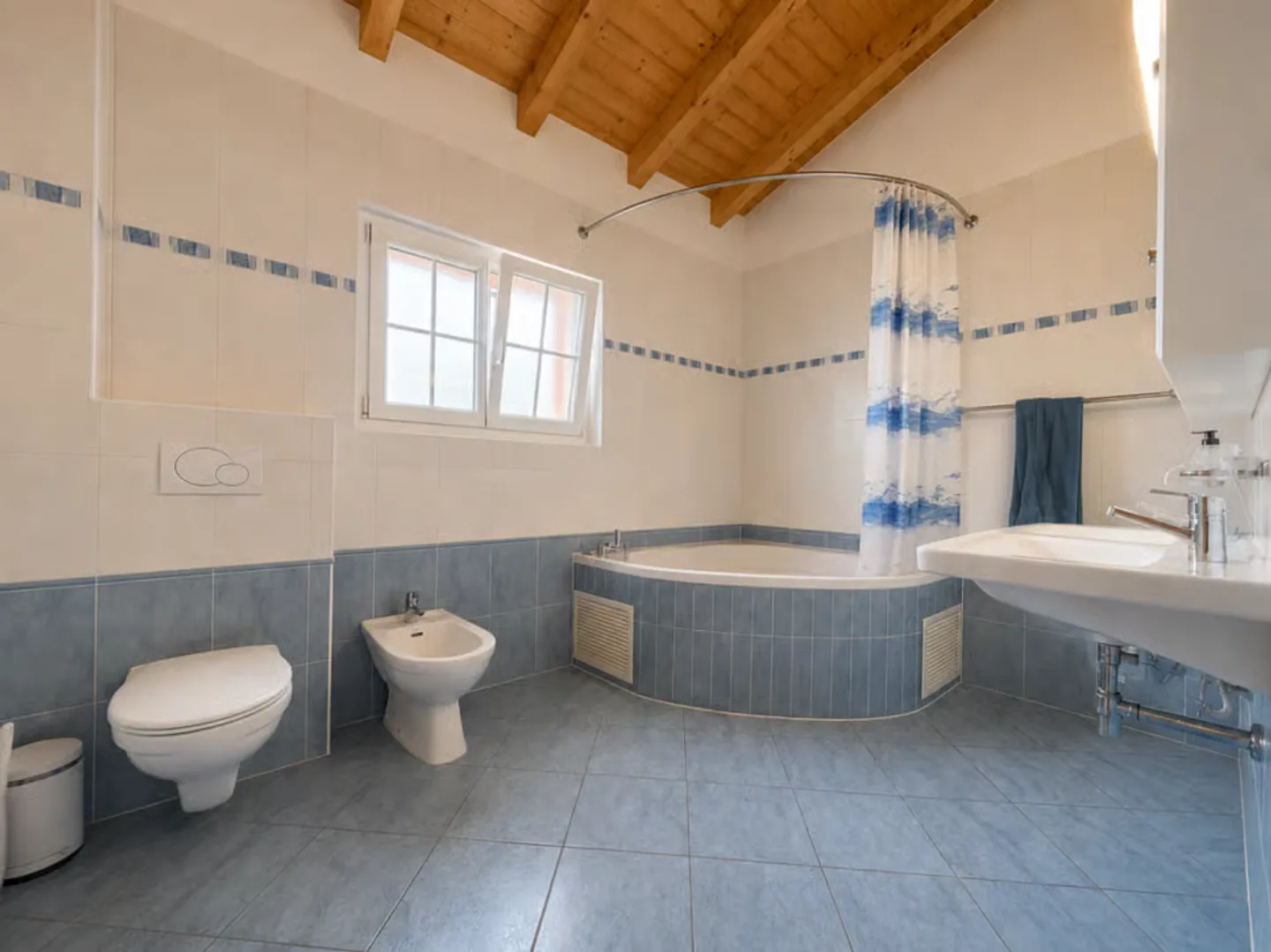 Very spacious individual villa of 5.5 rooms in Saxon with beautiful garden - Photo 11 of 13