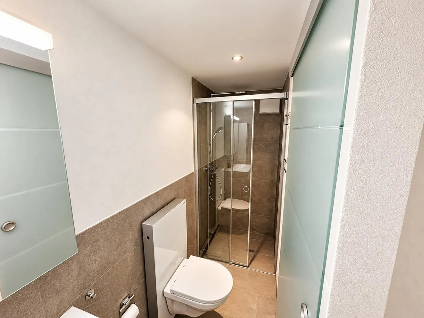 Petit, joli et rénové – 2,5 pièces avec piscine - Photo 7 sur 9