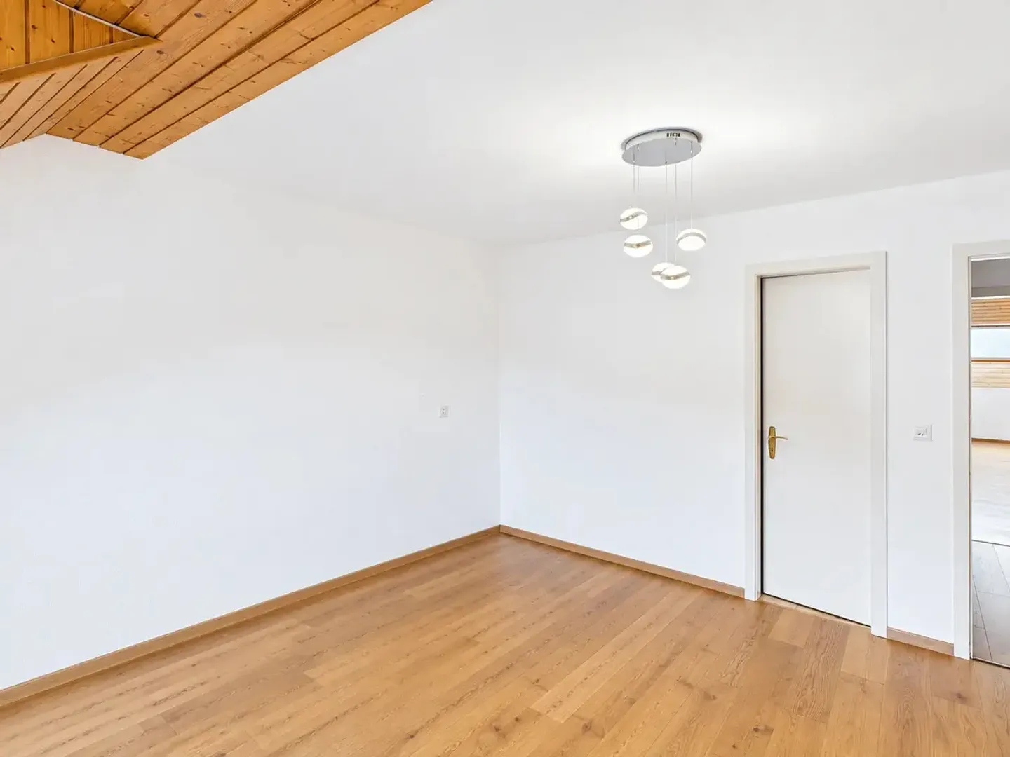 Charming Apartment with Lake View - Photo 8 of 10