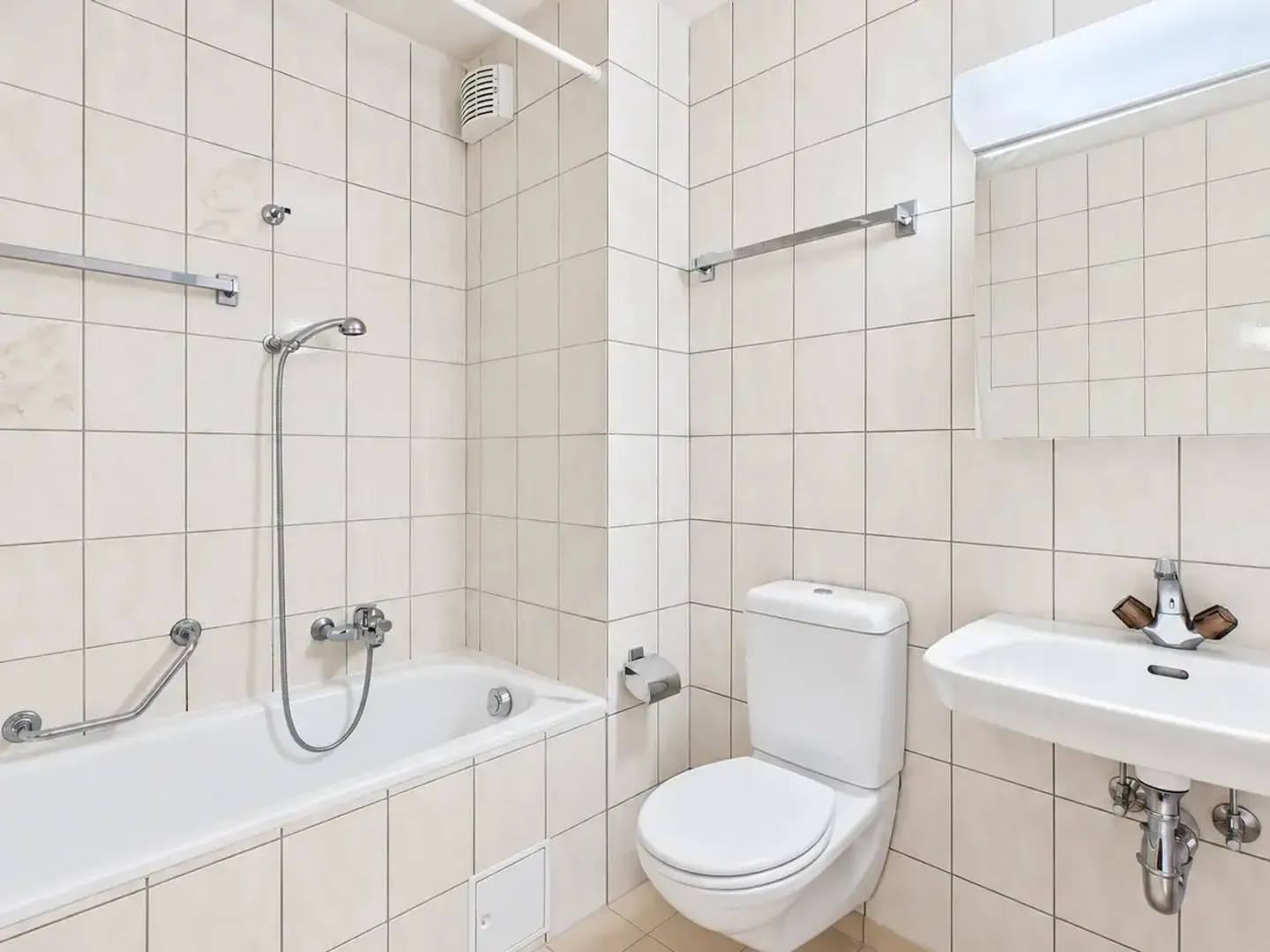 Charming Apartment with Lake View - Photo 9 of 10