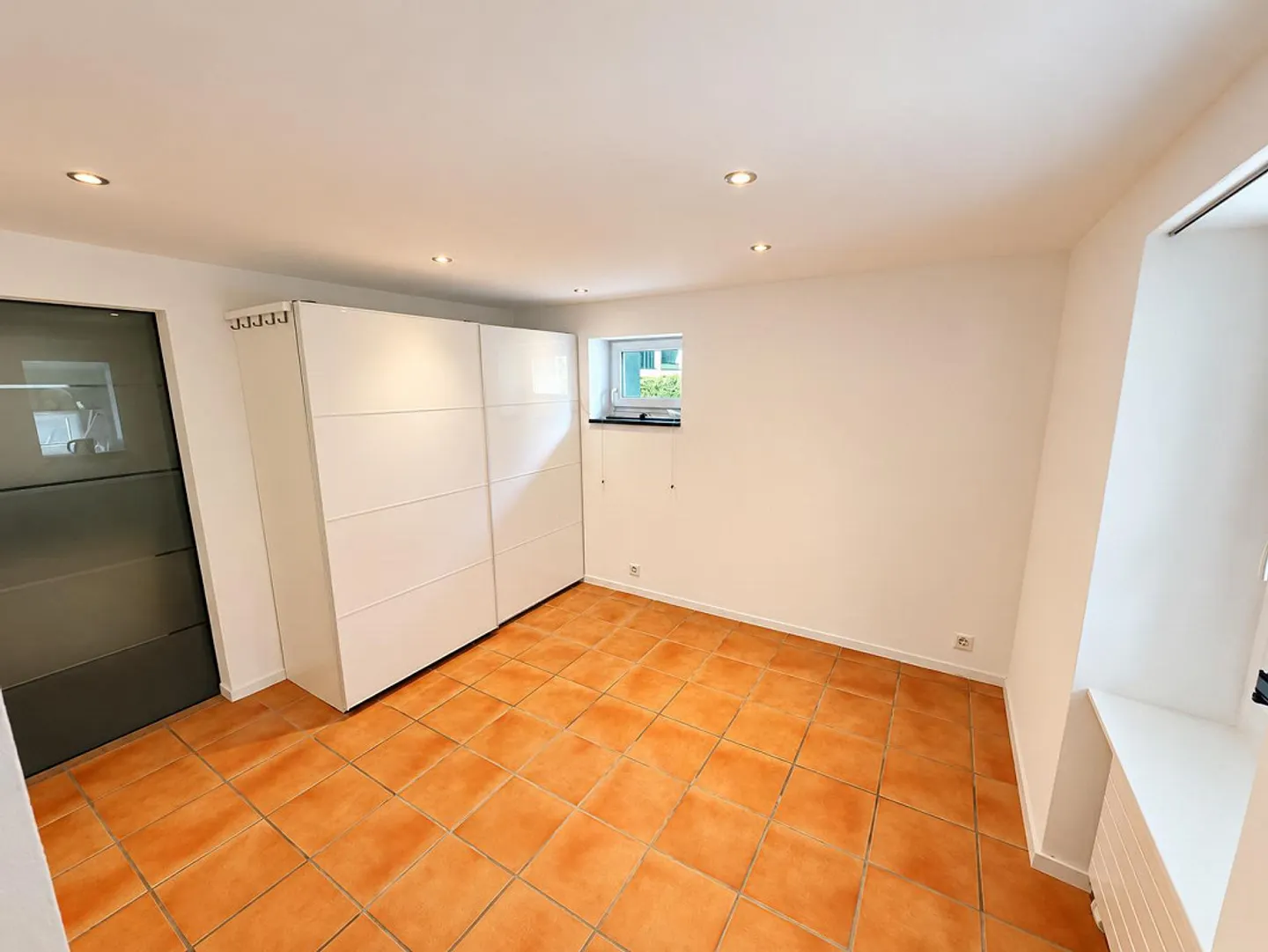 Petit, joli et rénové – 2,5 pièces avec piscine - Photo 4 sur 9